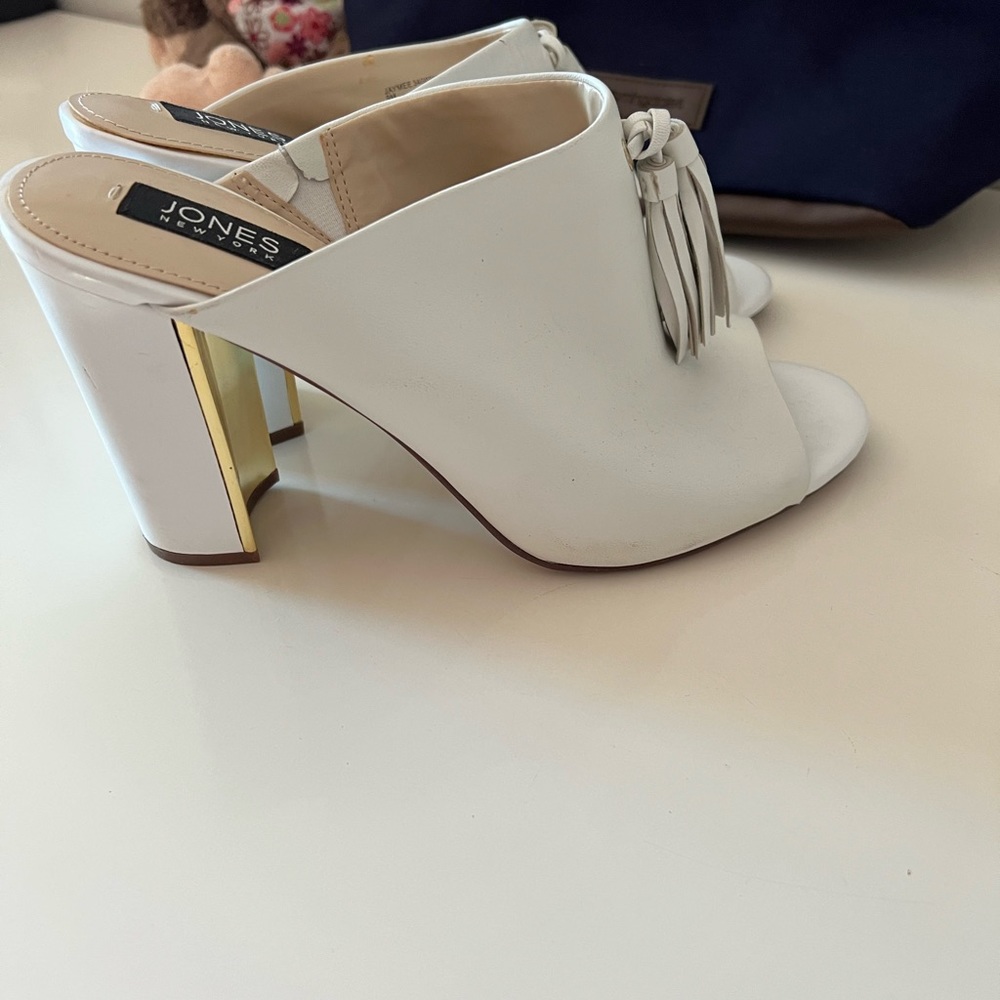 Nines New York white upper is leather in very good condition.